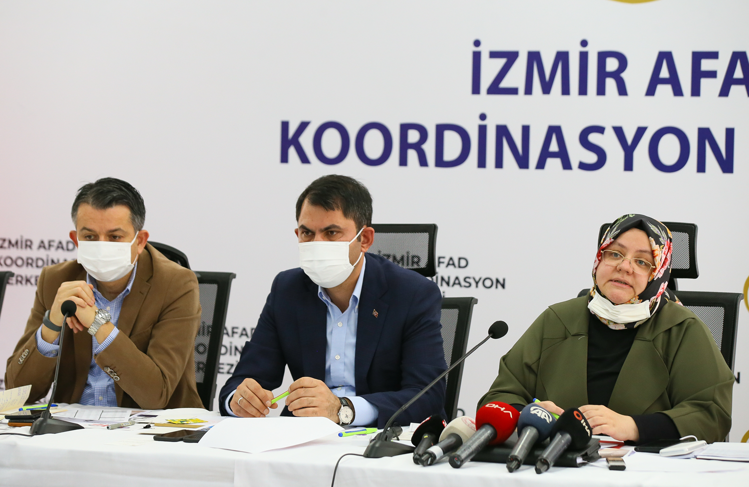 Bakanlar �zmir'deki depreme ili�kin son bilgileri payla�t�