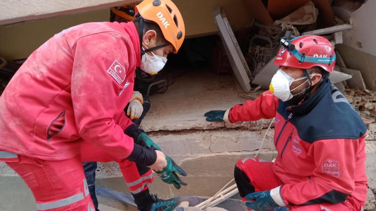 Emine teyze enkaz altnda 14 saat len torununun elini brakmadan beklemi 