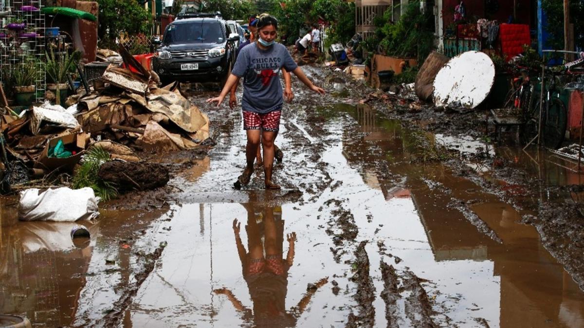 Filipinler'de yaanan tayfunun bilanosu arlayor: 16 l 