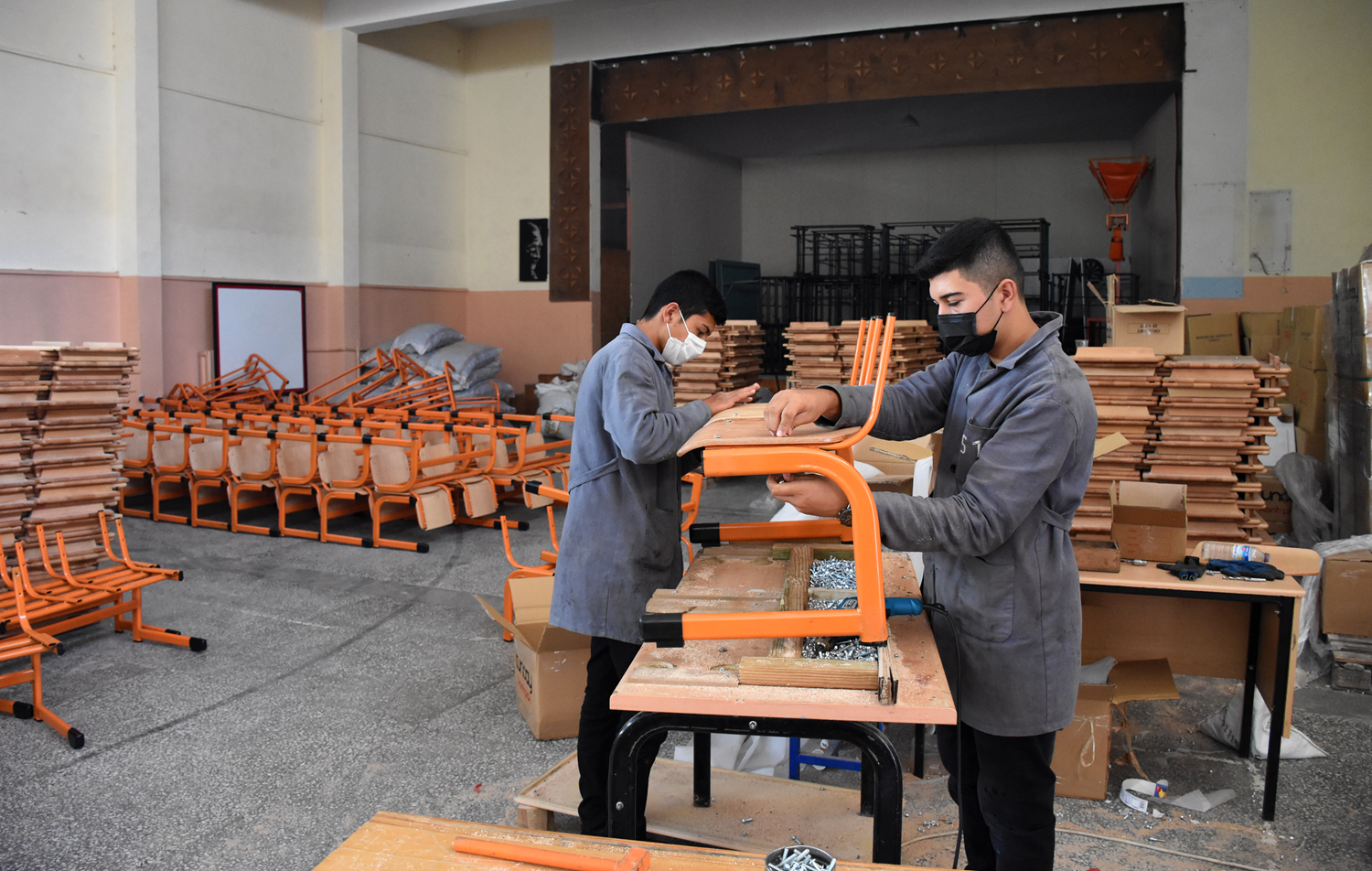 Meslek lisesi ��retmen ve ��rencileri koronavir�s s�recinde de �al���p Anadolu'daki okullar�n s�ra ihtiyac�n� kar��l�yorlar