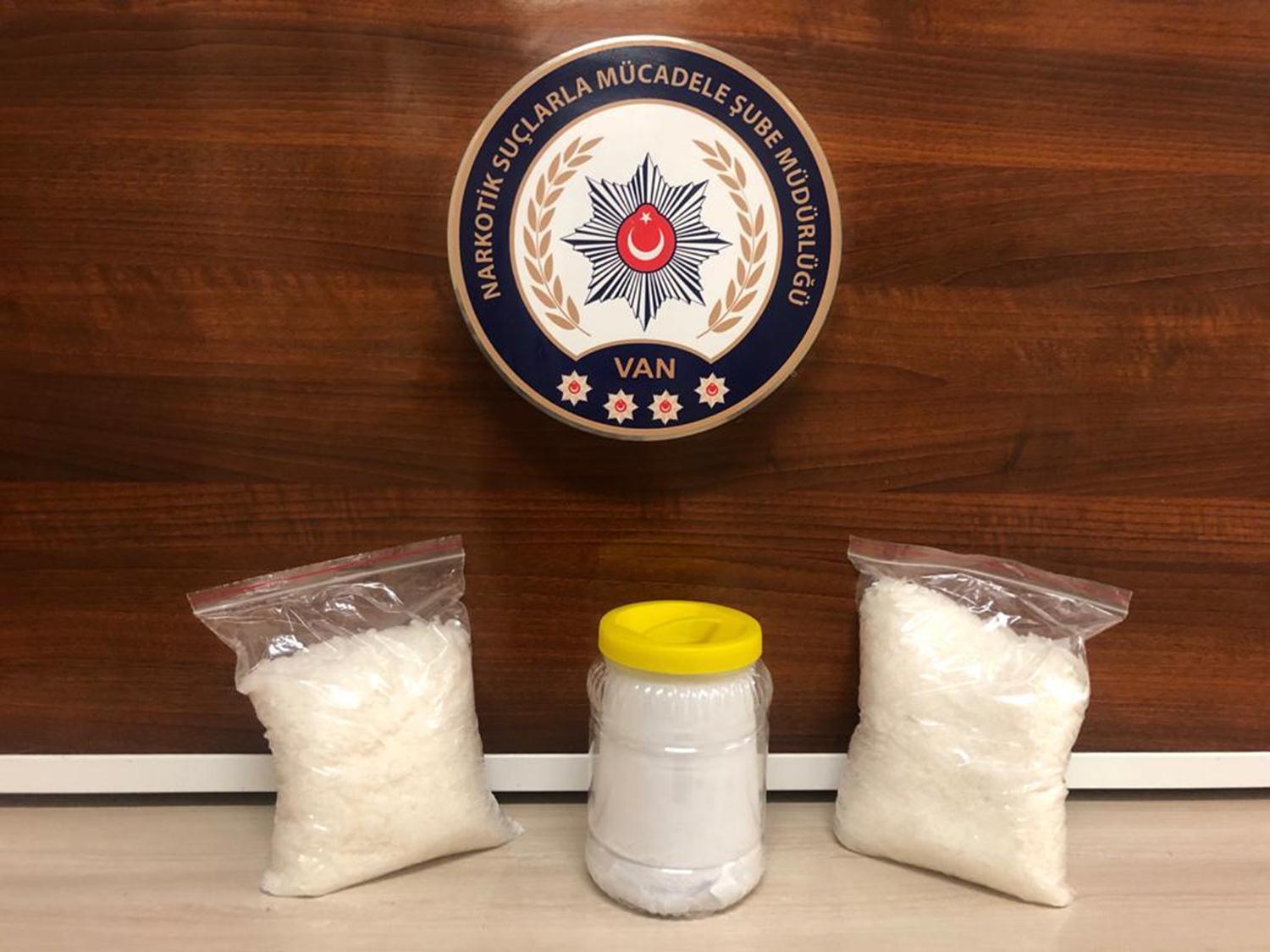 Van'da narkotik operasyonu: 3 kilo metamfetamin ele ge�irildi