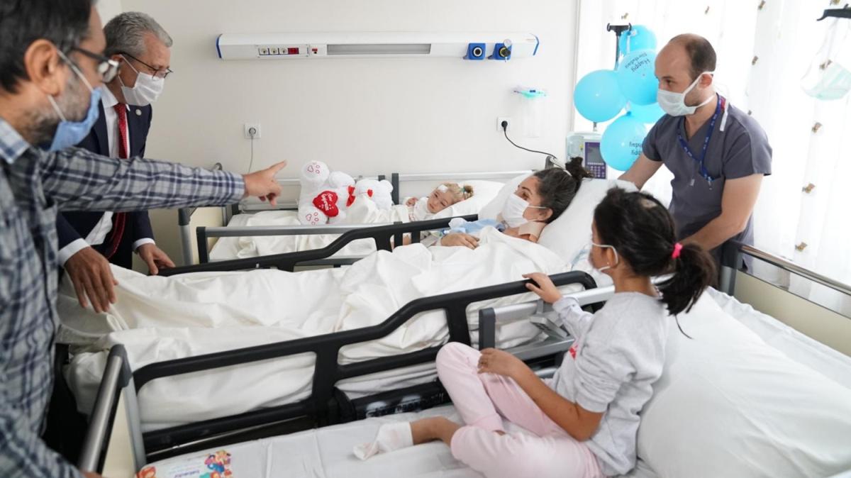 Enkazdan 65 saat sonra karlan Elif bebek, ailesiyle hastanede bulutu