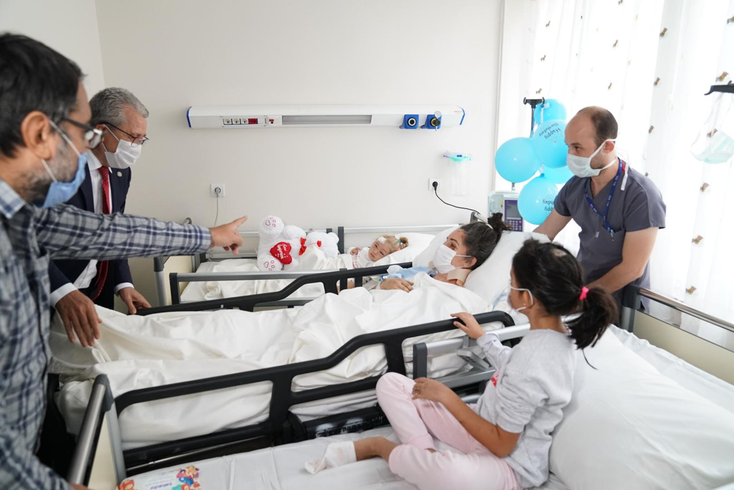 Enkazdan 65 saat sonra ��kar�lan Elif bebek, ailesiyle hastanede bulu�tu