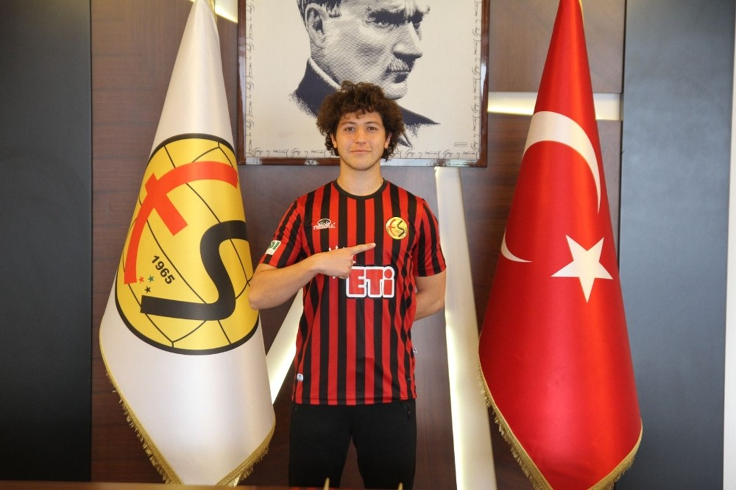 G�ktu� Kaan �n�var'dan Eski�ehirspor'a 5 y�ll�k imza