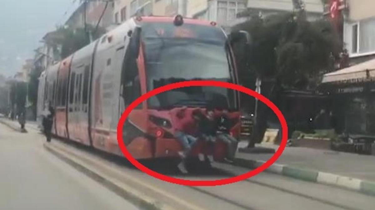 3 ocuun tramvayda tehlikeli yolculuu