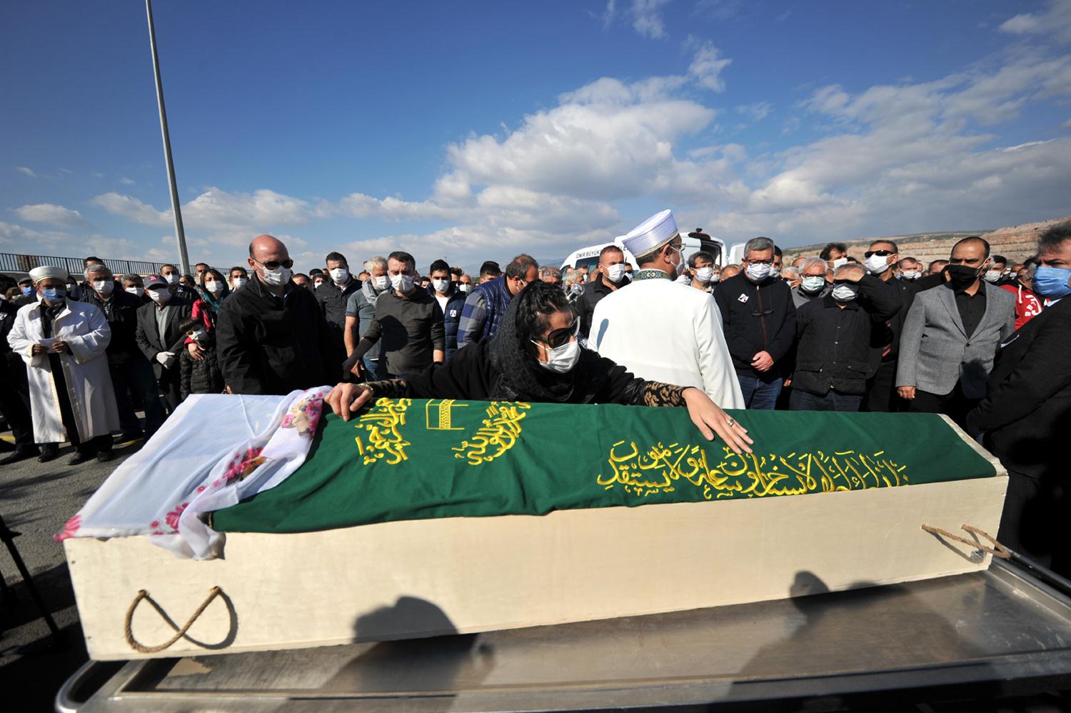 �zmir depreminden 91 saat sonra kurtar�lan Ayda'n�n annesine son veda