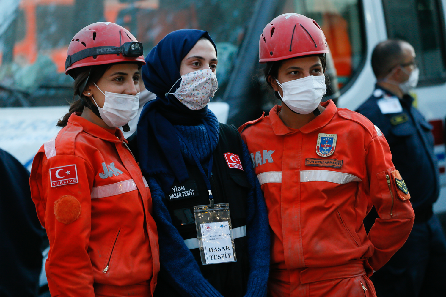 JAK'�n kad�n kahramanlar� �zmir'de canla ba�la �al��t�