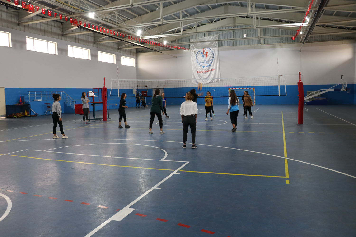 Ter�rden ar�nd�r�ld�, ��rnakl� �ocuklar modern tesislerde spora y�neldi