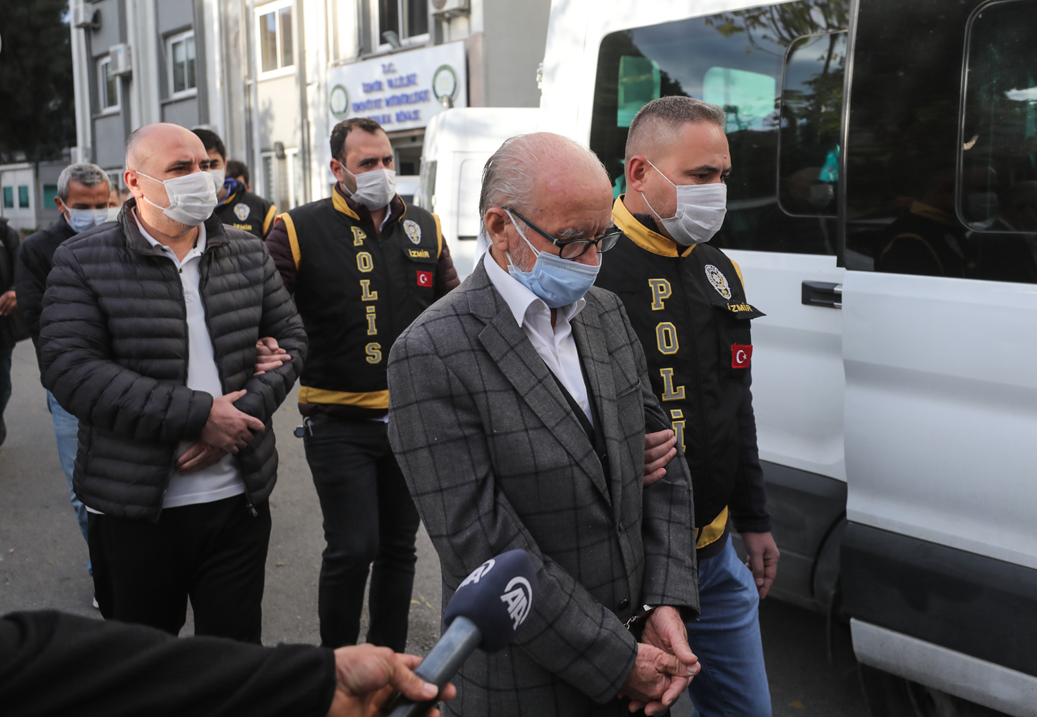 �zmir'deki depremde y�k�lan binalarla ilgili g�zalt�na al�nan ��pheliler adliyeye sevk edildi