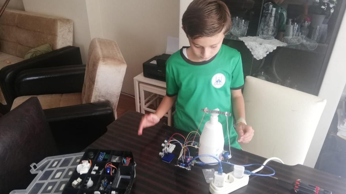 Ortaokul rencisi Ali Kaan sensrl dezenfektan aparat yapt