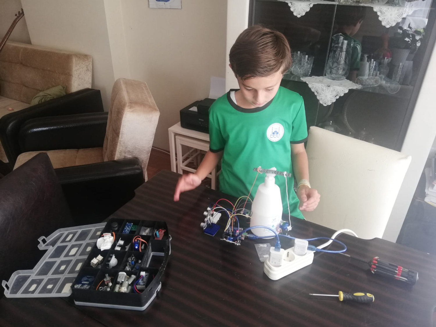 Ortaokul ��rencisi Ali Ka�an sens�rl� dezenfektan aparat� yapt�