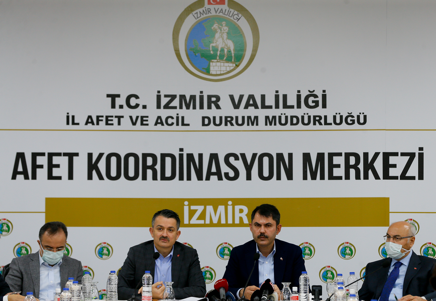 Bakanlar �zmir Afet Koordinasyon Merkezi'nde a��klamalarda bulundu