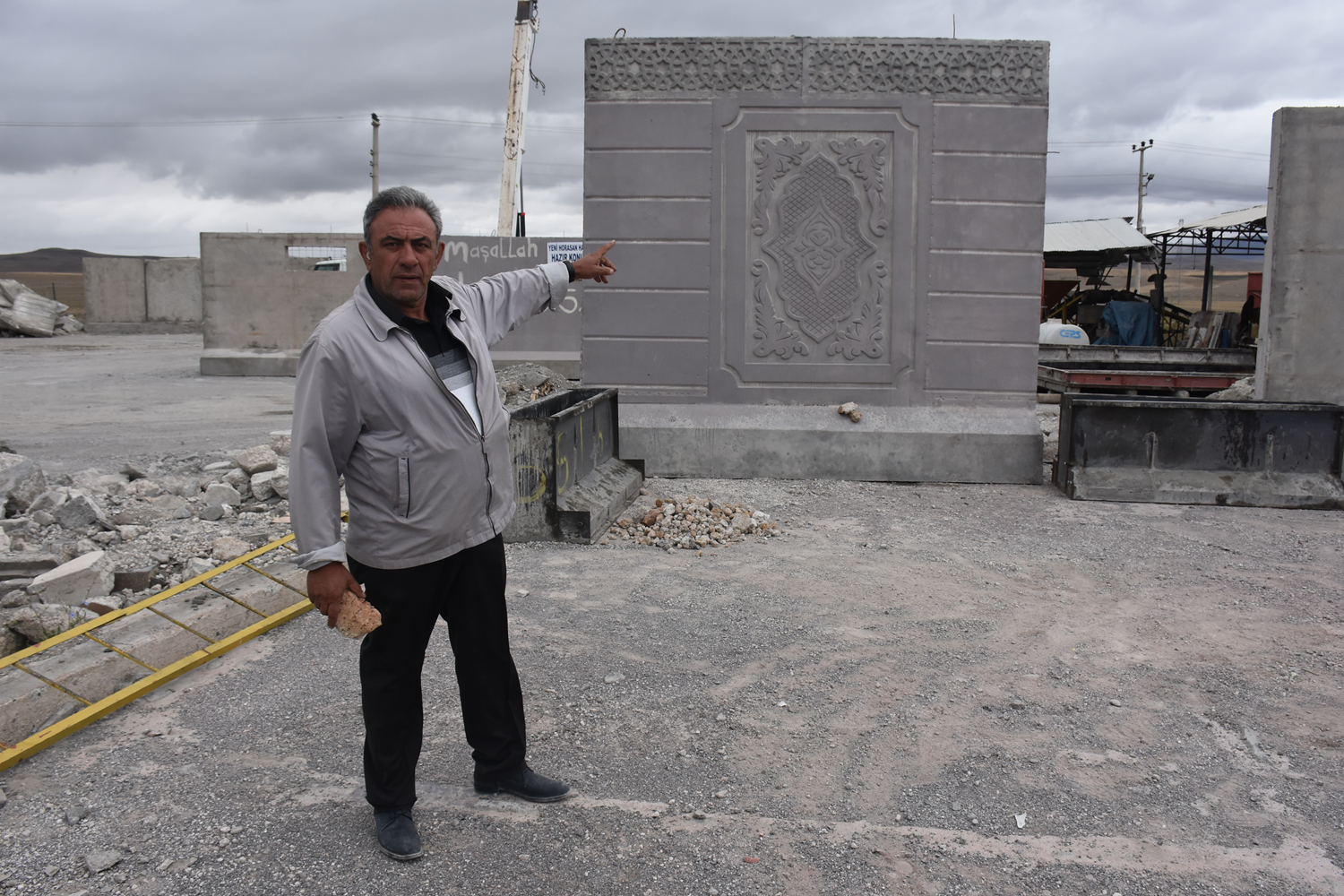 Depremden etkilenen i� insan� haz�r beton �retti: Toprak ikiye b�l�n�p i�ine almad�k�a hi� bir hasar almaz