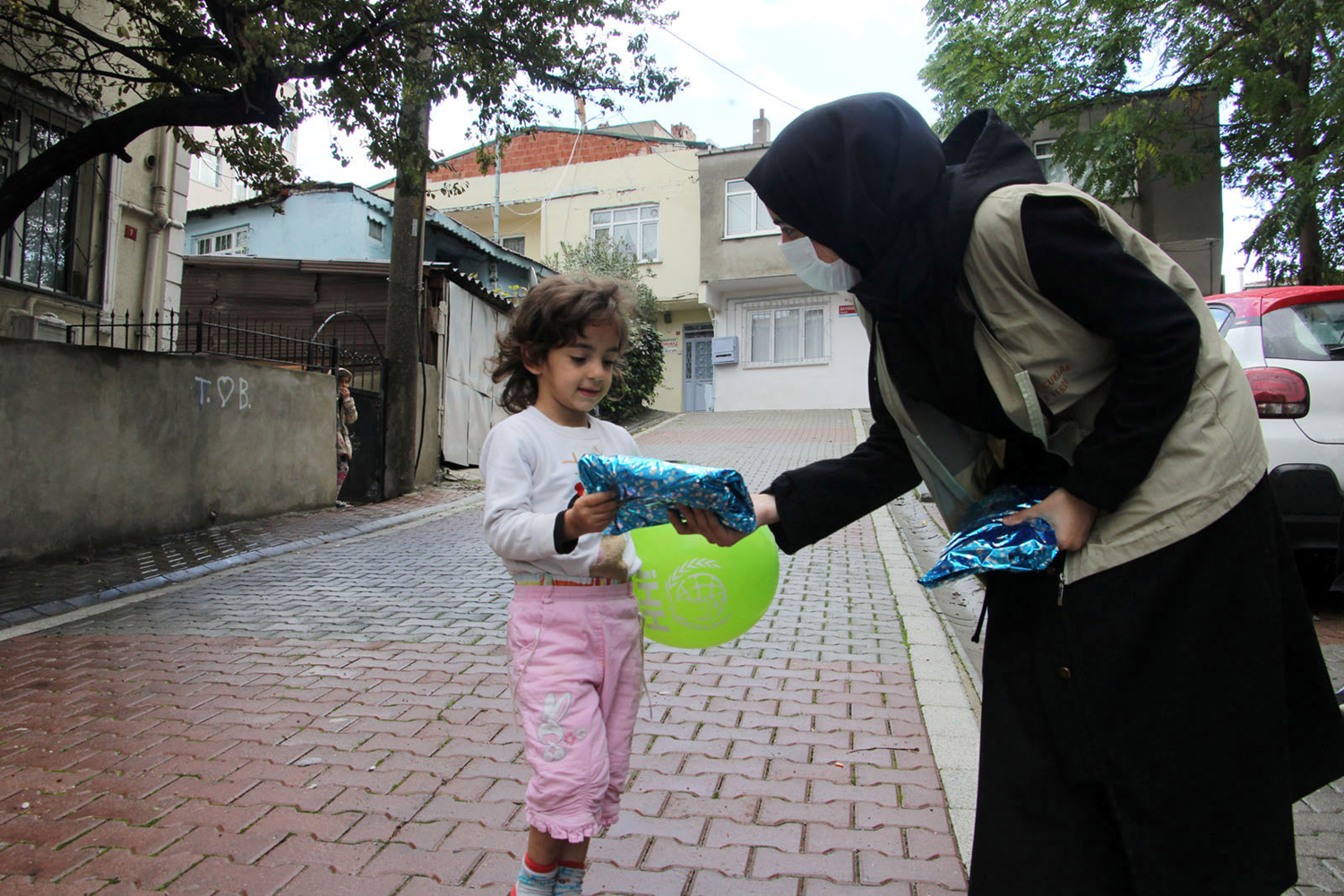 �HH ma�dur ve yetim �ocuklar�n y�z�n� oyuncaklarla g�ld�rd�