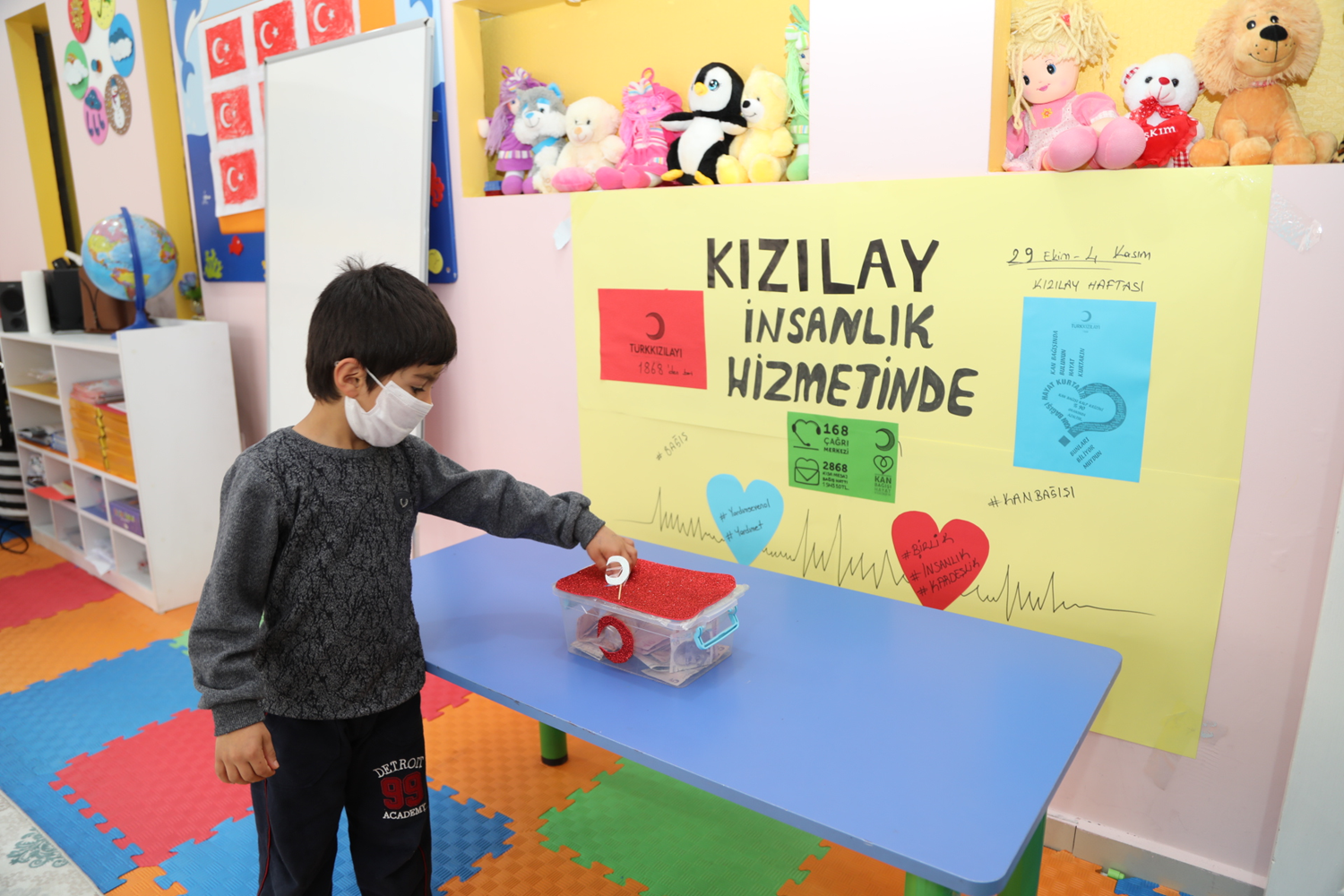 Vanl� miniklerden �zmirli depremzedelere y�rek �s�tan yard�m