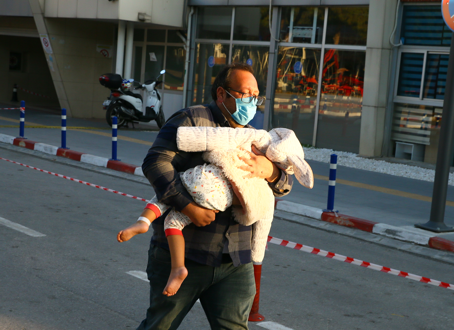 91 saat sonra enkaz�n alt�ndan ��kar�lan 3 ya��ndaki Ayda taburcu edildi