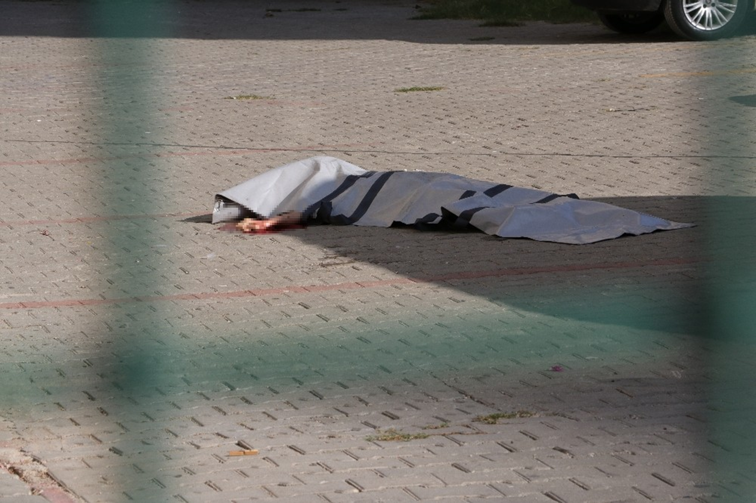 Adana'da 14. kattan d��en gen� k�z hayat�n� kaybetti