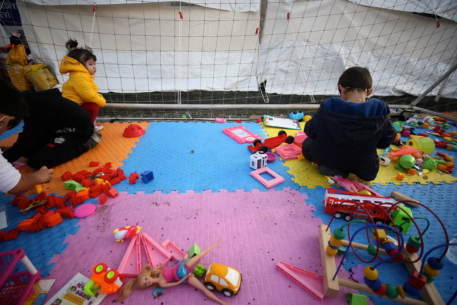 Depremzede �ocuklar travmalar�n� �ad�rlarda oyunlarla atlatmaya �al���yor