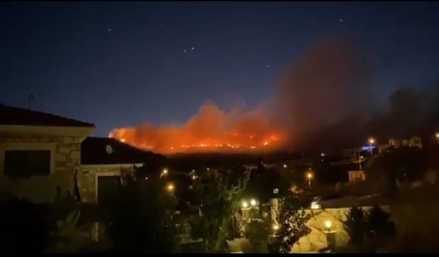 �zmir'de yang�n pani�i: ��p depolama alan�nda ba�lad�, ormana s��rad�