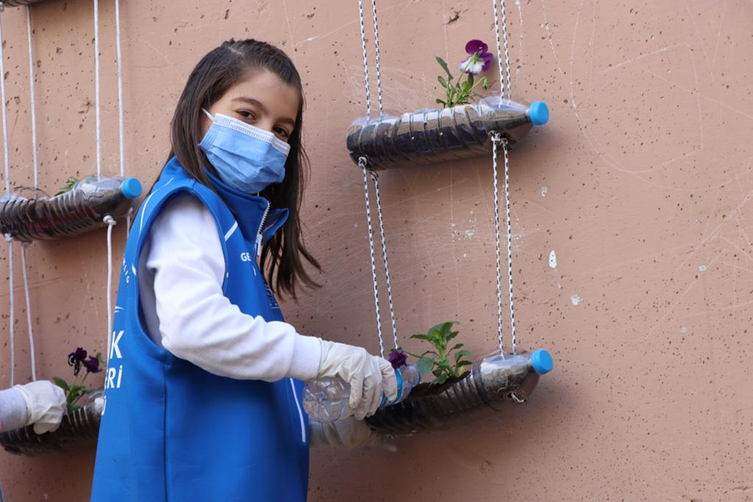 Plastik at�klar �ocuklar taraf�ndan d�n��t�r�lerek ku� yemli�i, saks�, kalemlik oluyor