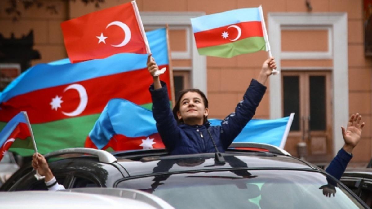 Azerbaycanllar, ua'nn igalden kurtarln cokuyla kutluyor