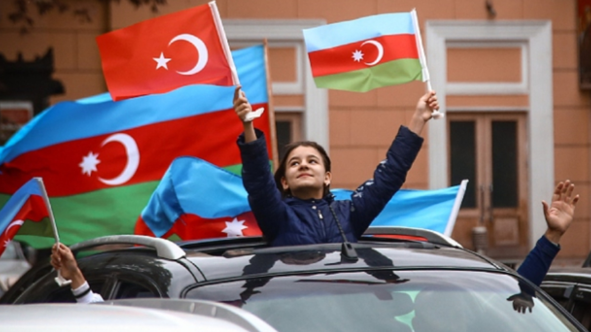 Azerbaycanl�lar, �u�a'n�n i�galden kurtar�l���n� co�kuyla kutluyor