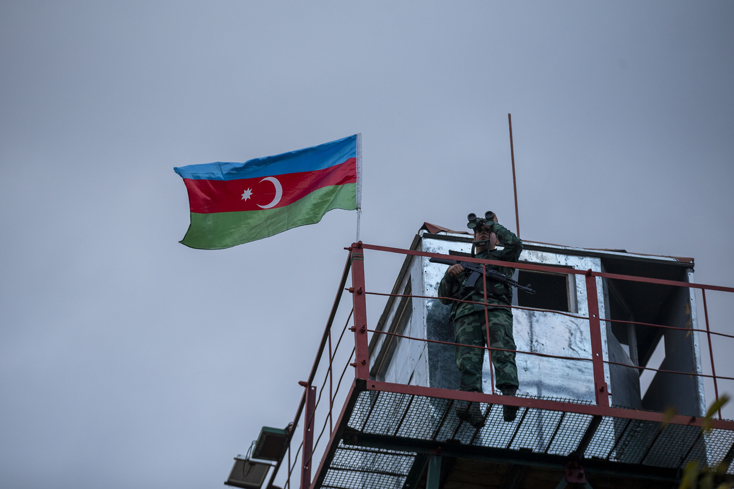 Ermenistan i�galinden kurtar�ld�, bayrak g�ndere �ekildi!