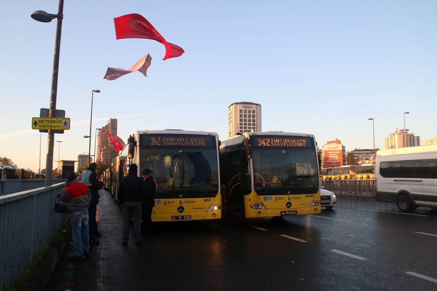 Metrob�s seferleri Fatih Sultan Mehmet K�pr�s�'nden yap�l�yor