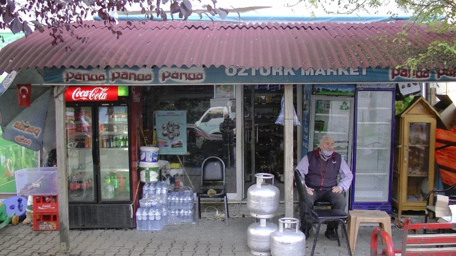 D�zce'de bir hay�rsever mahallelinin veresiye defterlerindeki bor�lar�n� �dedi