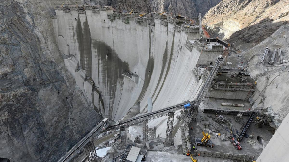Trkiye'nin en yksek barajnn gvde yksekliinde 247 metreye ulald