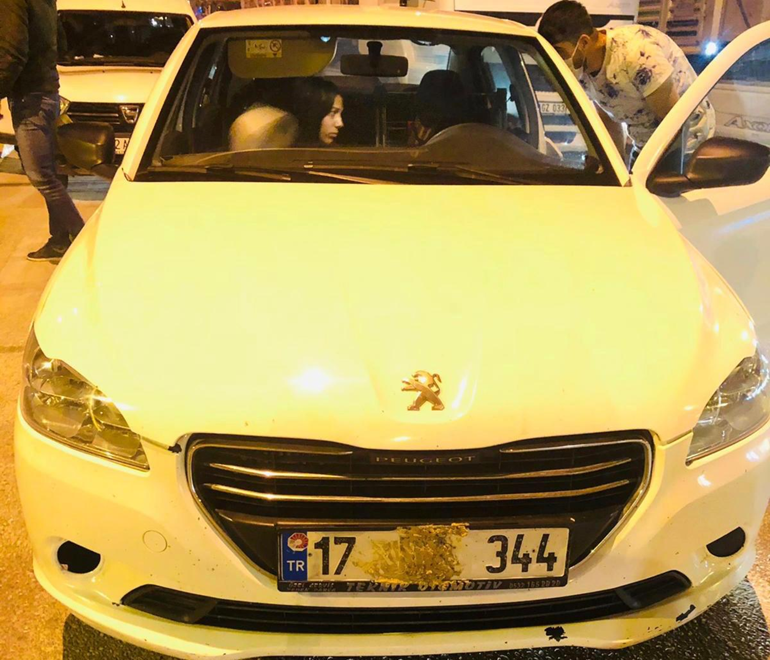 Ehliyetsiz s�r�c� plakas�n� �amurla gizledi, polisin dikkatinden ka�amad�