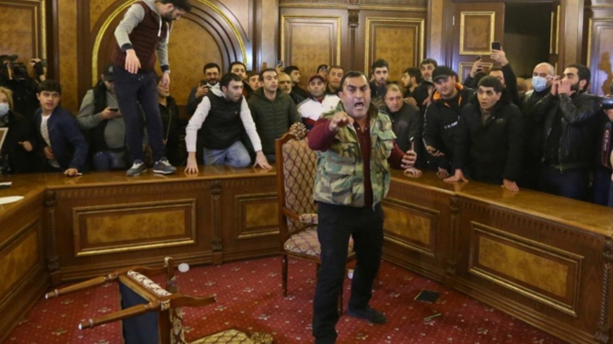 Ermenistan kart! Halk parlamentoyu bast, Painyan'n odasna girdi
