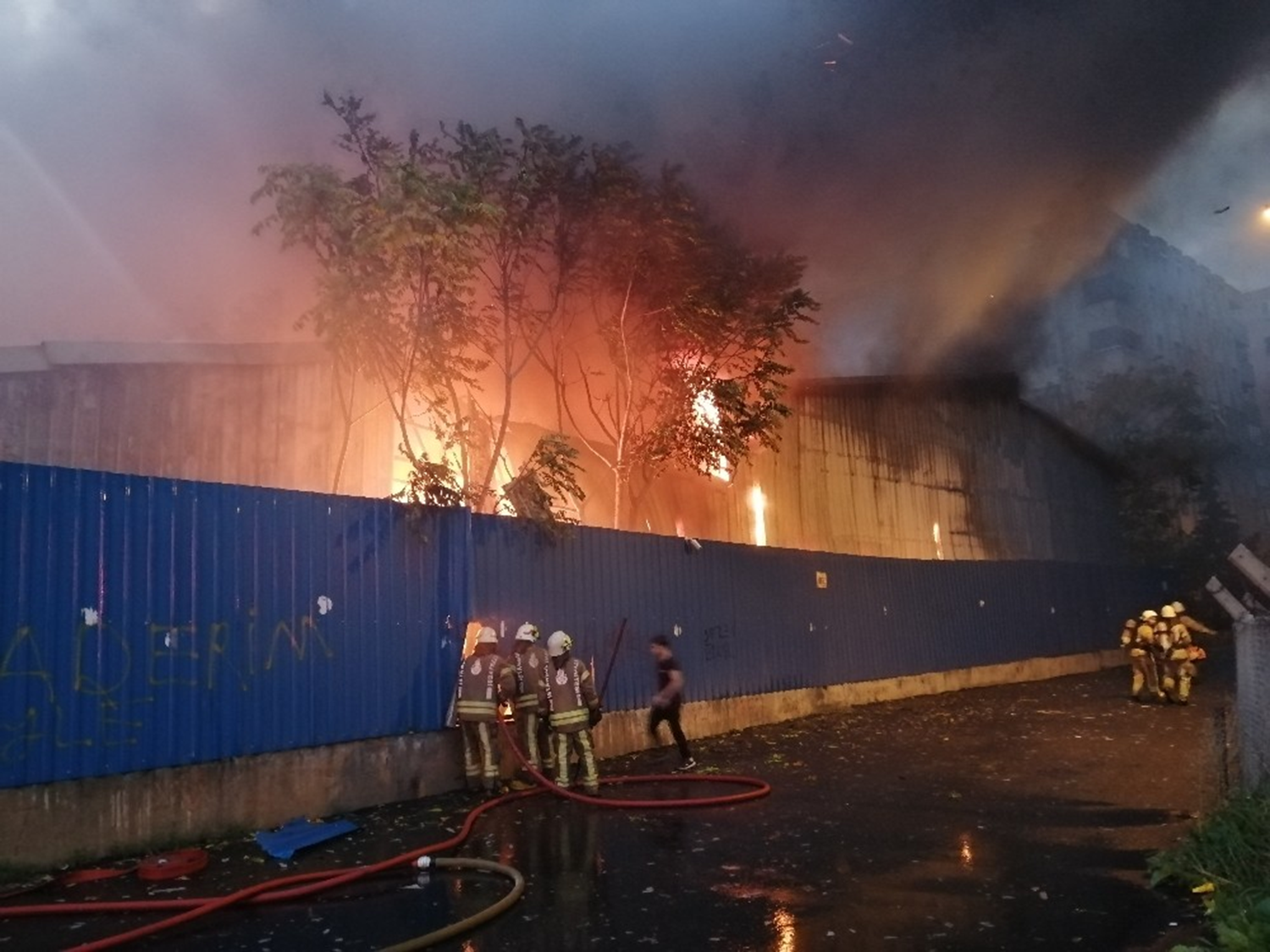 Kartal'da ka��t fabrikas�nda yang�n