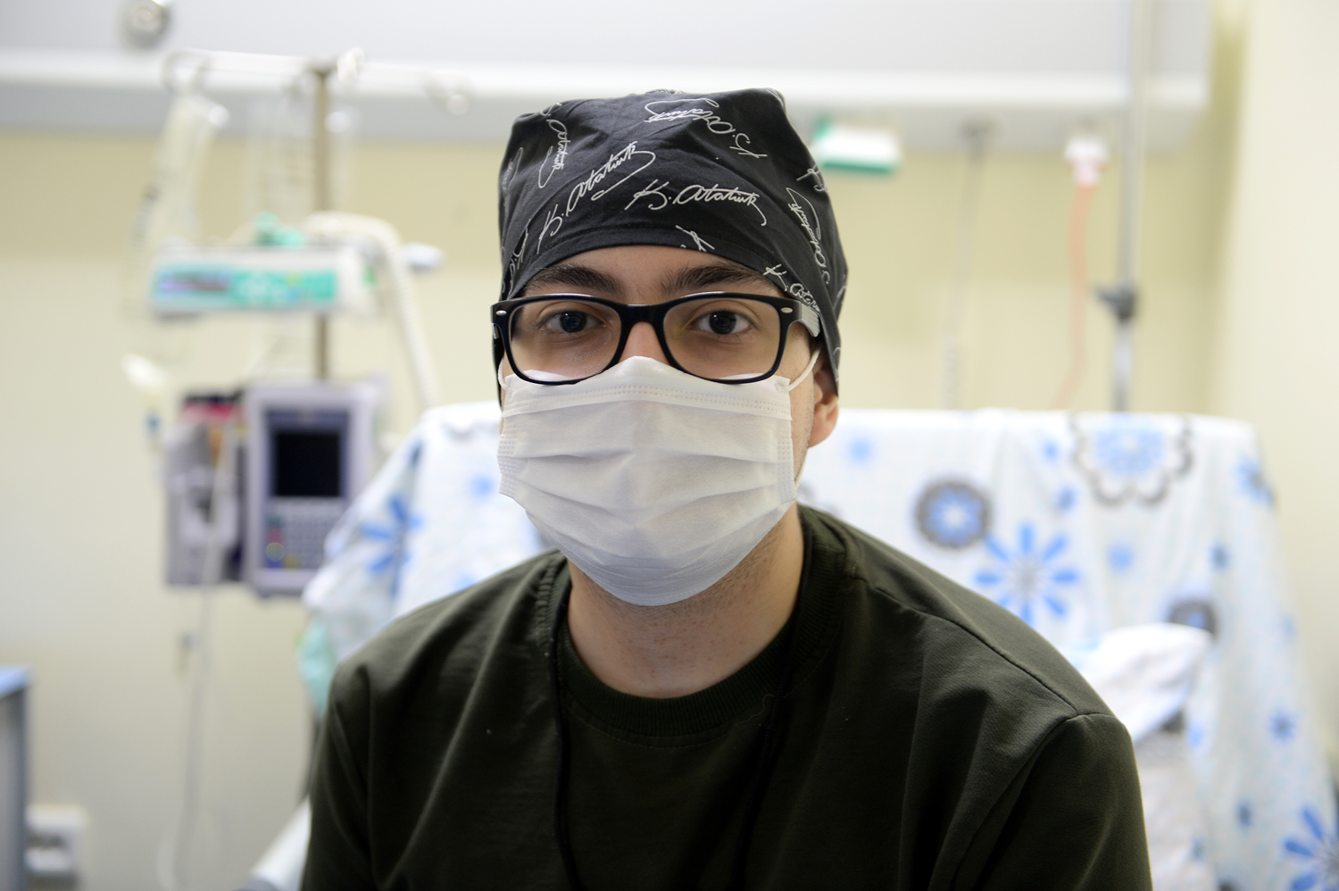 Koronavir�s ��phesiyle hastaneye giden 14 ya��ndaki Emre, l�semi oldu�unu ��rendi