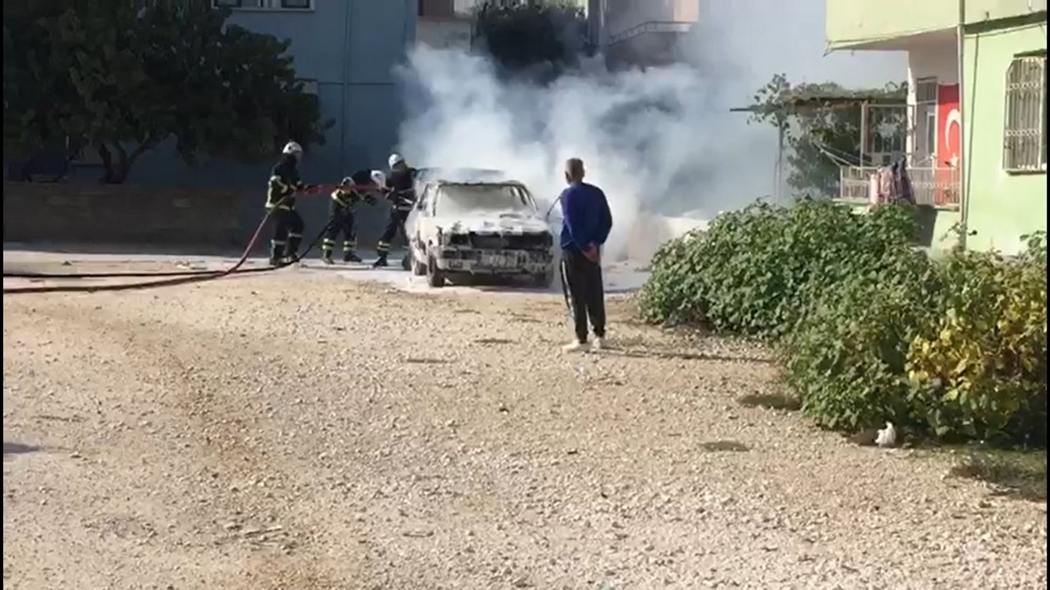 Park halinde alev alan ara� hurdaya d�nd�