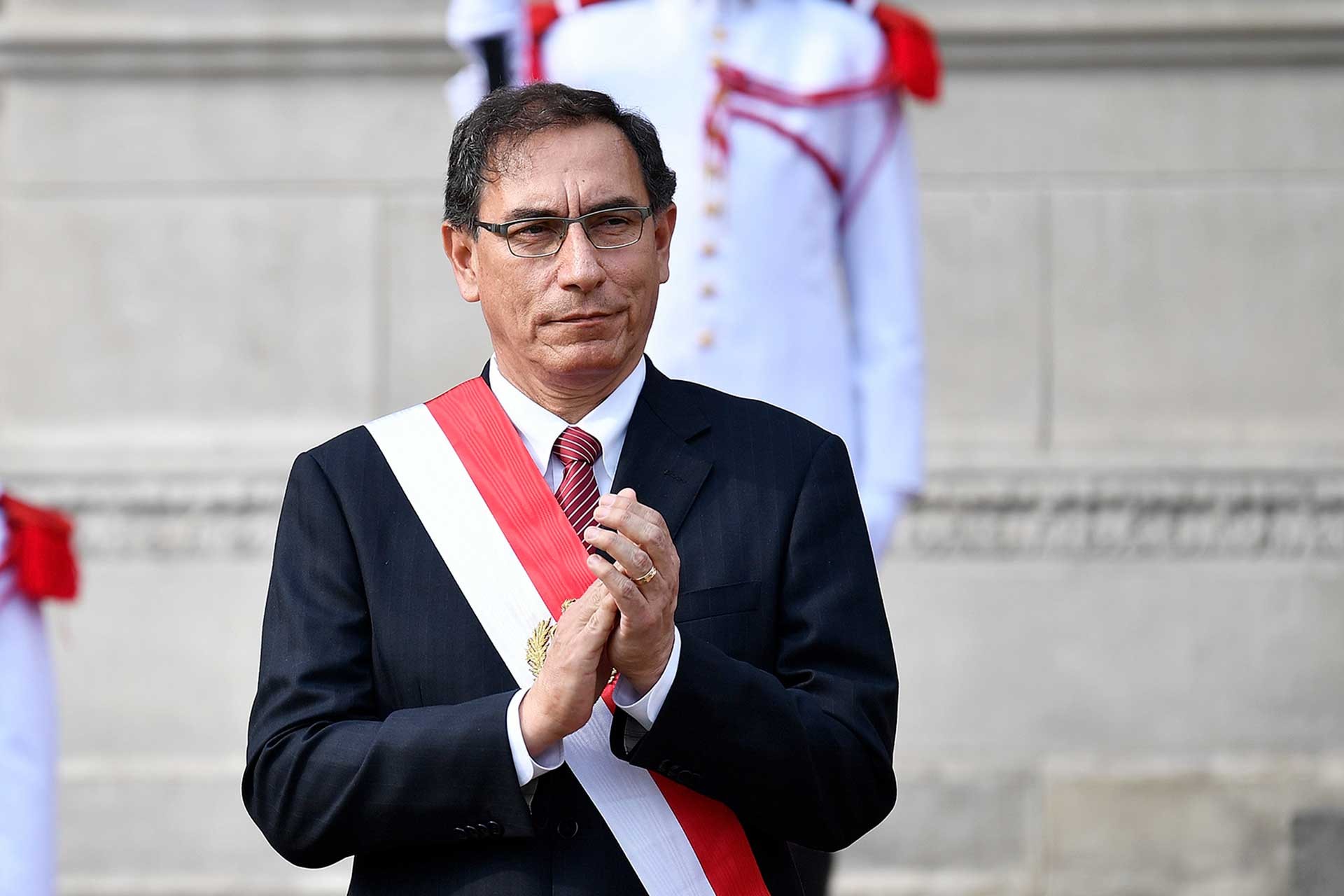 Peru Devlet Ba�kan� Vizcarra g�revinden azledildi