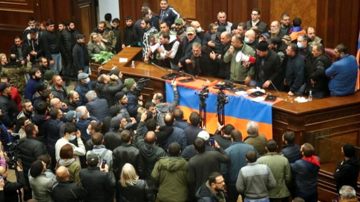 Ermenistan halknn fkesi dinmiyor: 6 eylemci tutukland