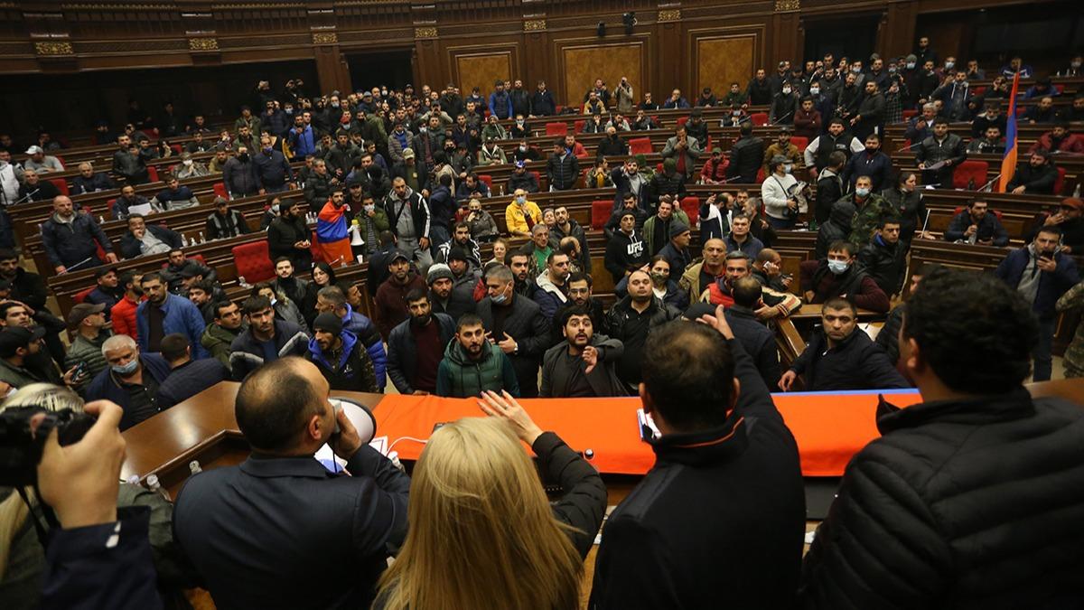 Ermenistan'da halkn fkesi dinmiyor: Sarkisyan devreye girdi