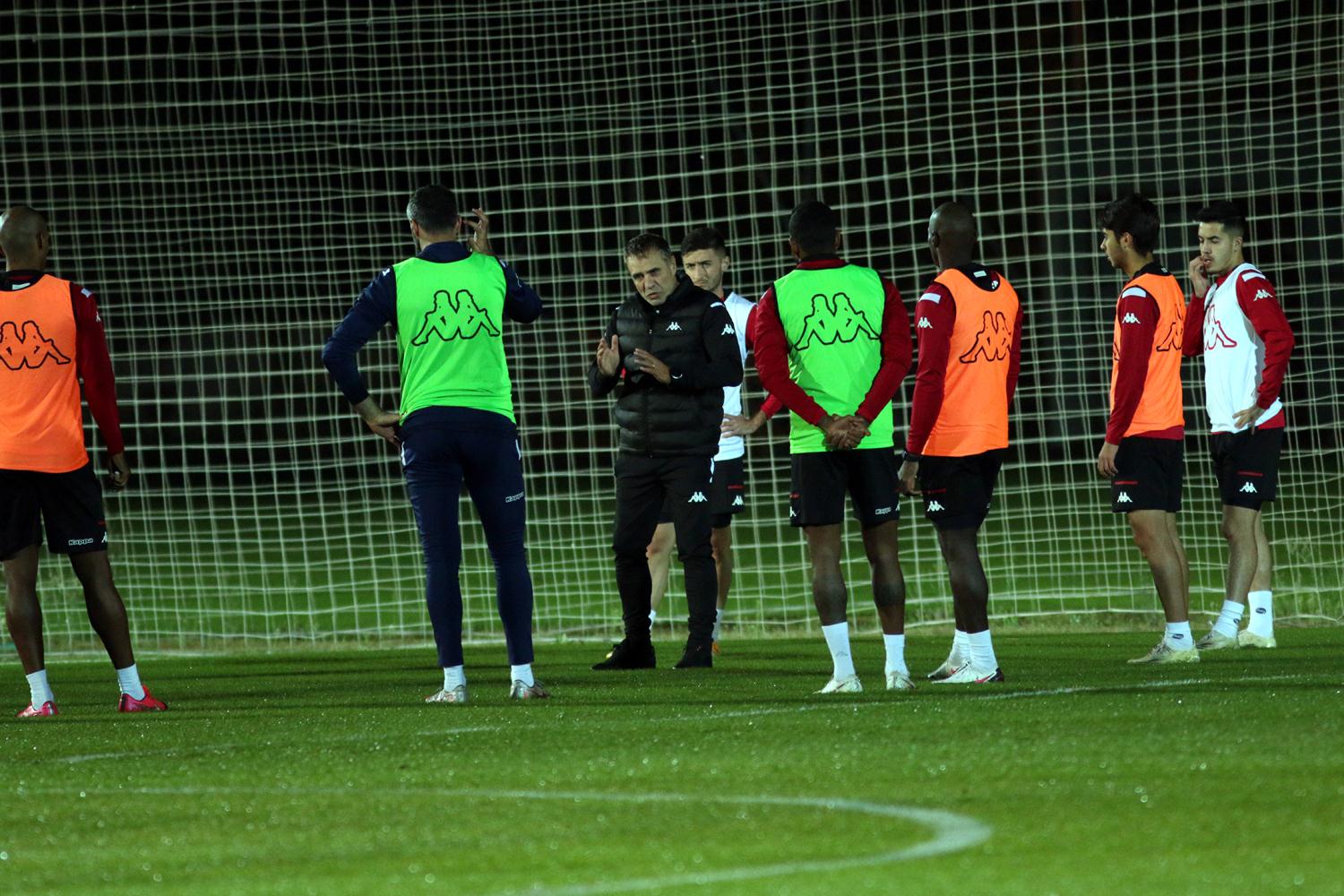 Ersun Yanal Antalyaspor'da topba�� yapt�