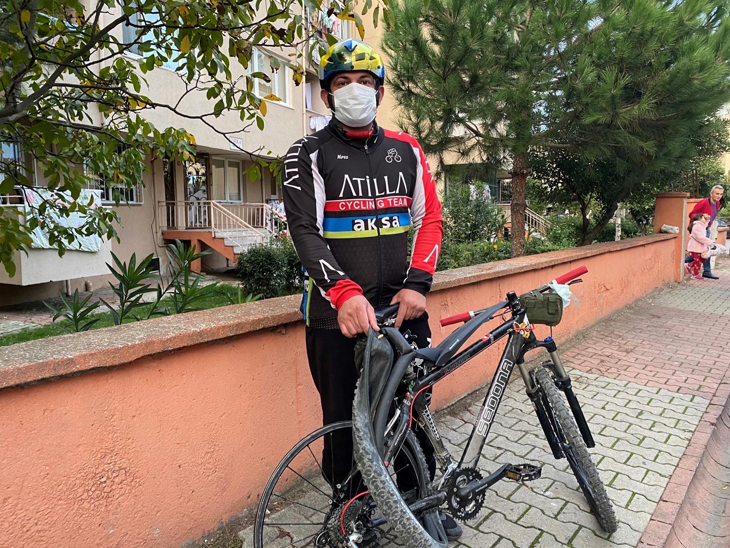 Bisikletinin lastii patlad, sebebini rendiinde ise lmden dndn anlad