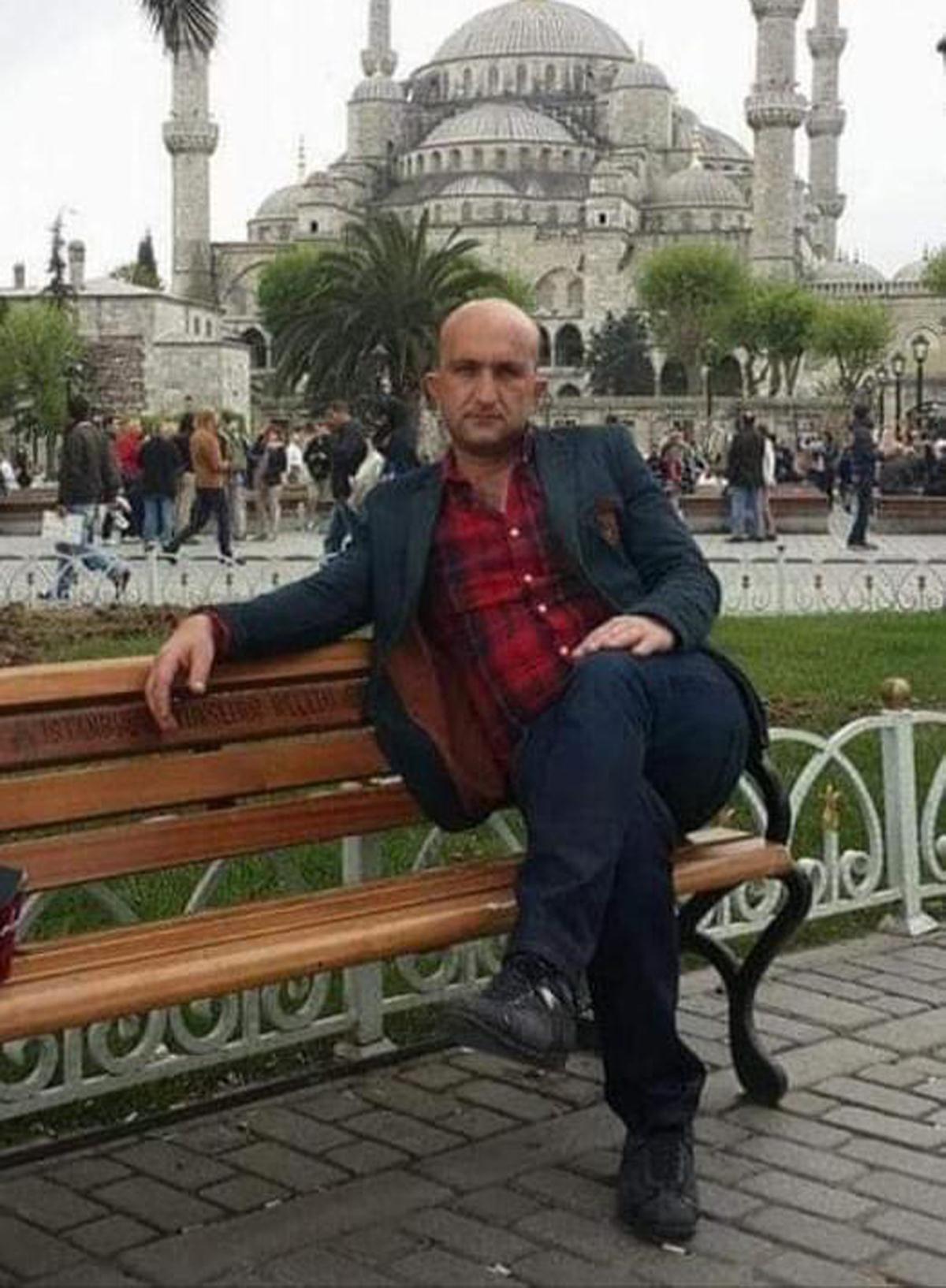 E�ine sark�nt�l�k etti�ini iddia etti�i adam� �ld�r�p, su� aletiyle karakola gitti