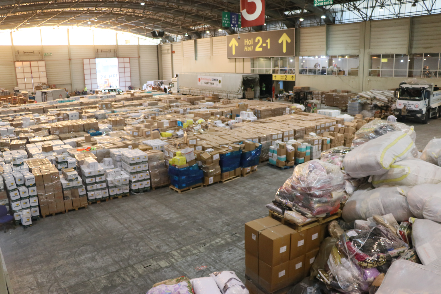 Depremin ard�ndan �zmir'e 450 t�r yard�m g�nderildi