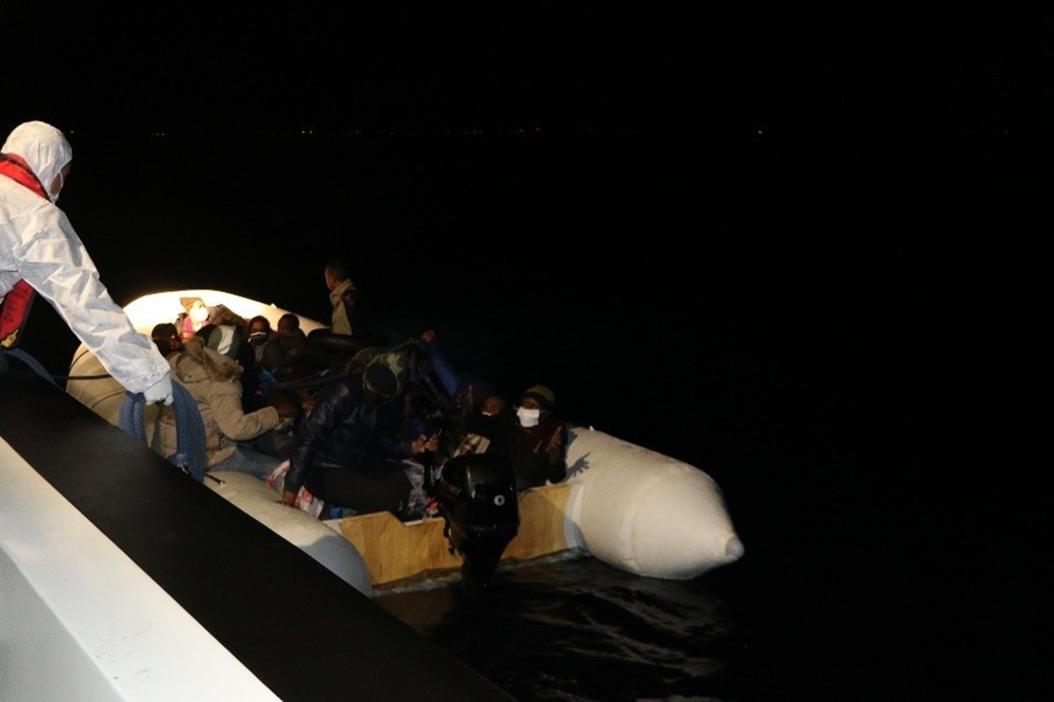 Botlar� ar�zalanan 29 s���nmac� Sahil G�venlik taraf�ndan kurtar�ld�