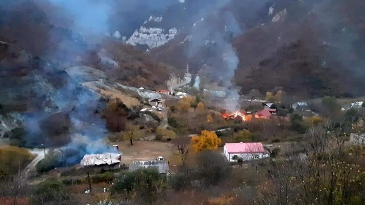 Ermeniler, Karaba'da evleri ve ormanlk alanlar yakt