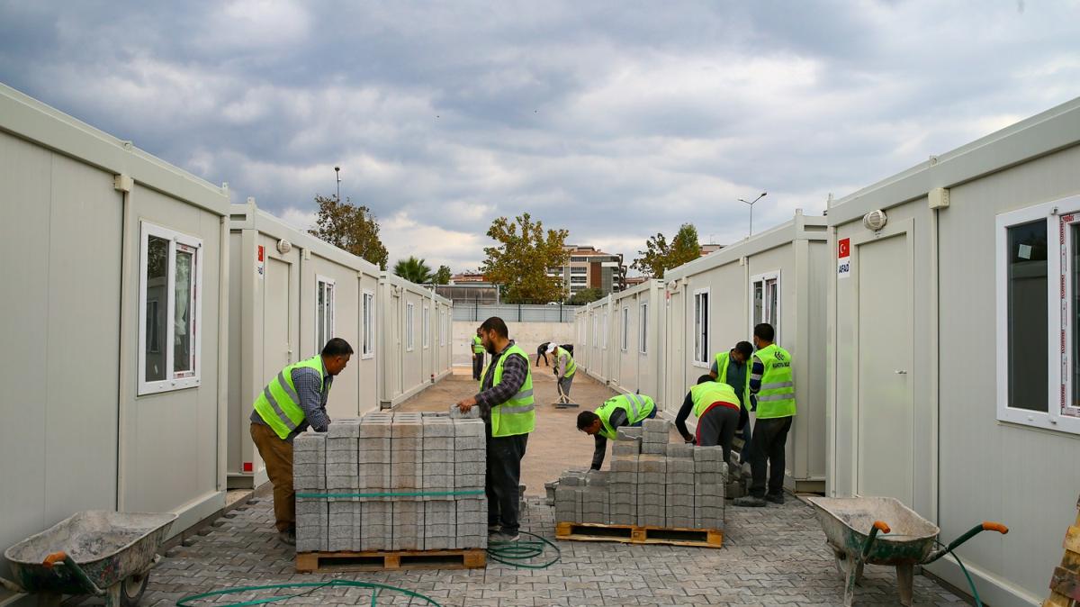 zmir'de geici barnma merkezine konteynerlerin sevkiyat devam ediyor