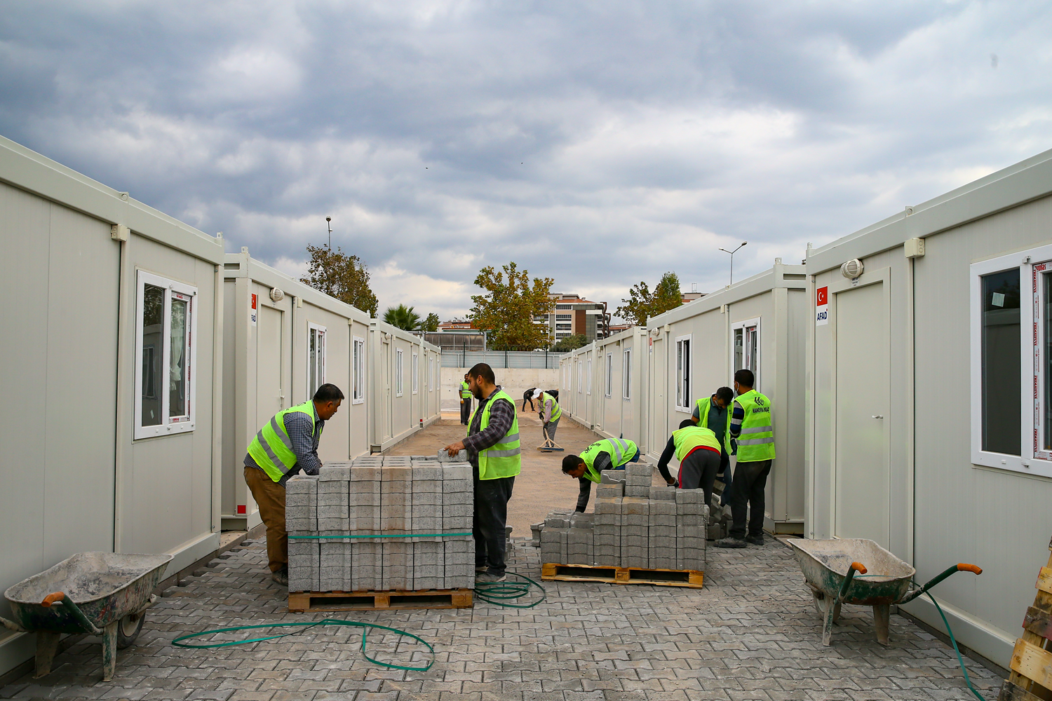 �zmir'de ge�ici bar�nma merkezine konteynerlerin sevkiyat� devam ediyor