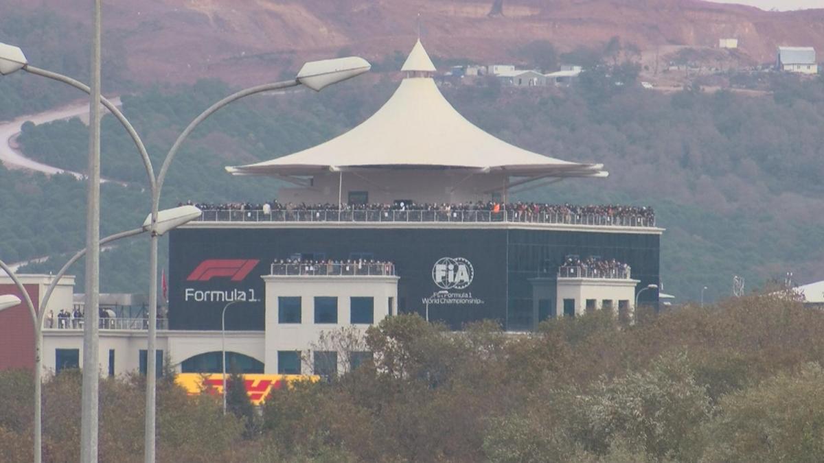 Formula 1 Trkiye Grand Prix'sinde sosyal mesafe unutuldu!