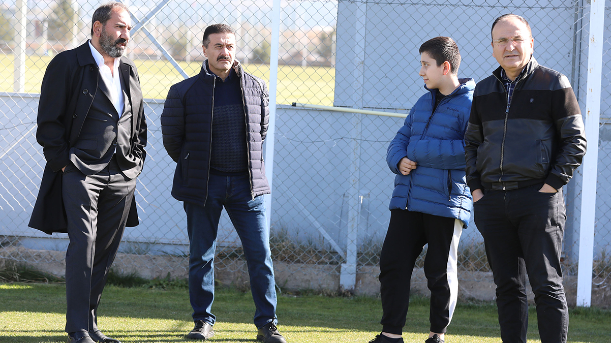Sivasspor'un idman�n� Ba�kan Mecnun Otyakmaz da izledi