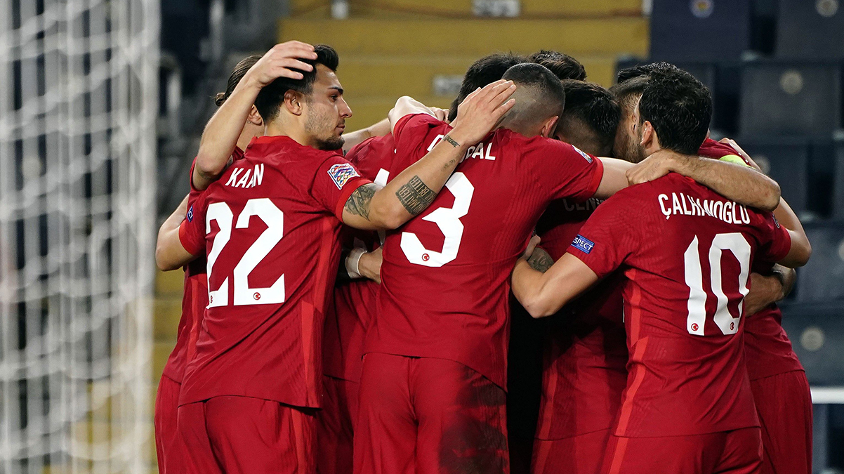 4 futbolcu kadrodan ��kar�ld�