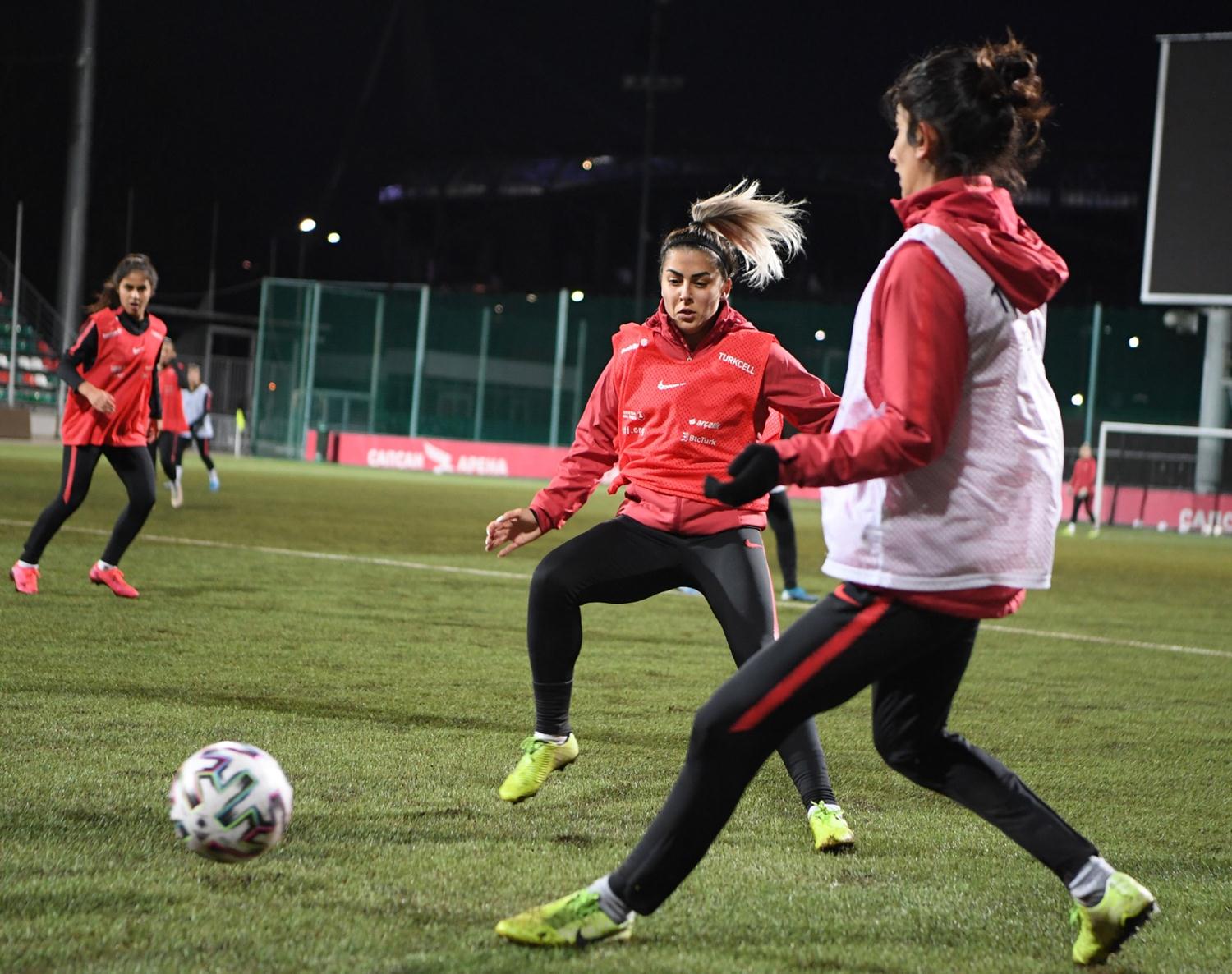 Sevgi ��nar'dan A Milli Kad�n Futbol Tak�m�'na k�t� haber